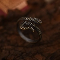 Detaillierte Nahaufnahme von Retro Schlangenring mit strukturierten Bronzeschuppen im Design - Schlangen-Stil (JZ-384) / Schwarzbronze