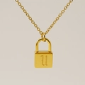Collier doré avec pendentif cadenas carré gravé de la lettre U en majuscule - Style Lettre U
