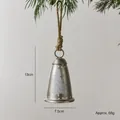 Rustikale Weihnachtsglocke aus Metall mit Baummuster und Kordel für Weihnachtsbaumschmuck - Tannenbaum mit Kleinen Glocken