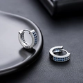 Vista macro de pendientes de plata con múltiples filas de circonitas azules engastadas - Plata Circonita Azul