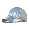 Dettaglio del cappellino tie-dye con rete grigia traspirante e visiera curva moda - Regolabile / Azzurro Tie-dye Mesh