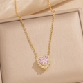 Collier doré avec pendentif cœur en zircon rose présenté dans un écrin à bijoux - Collier Coeur Zircon Rose (8852)
