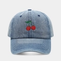 Klassische hellblaue Denim-Baseballkappe mit exquisiter roter Kirschstickerei vorne - Verstellbar / Mittelblaues Denim