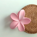 Elegante molletta per capelli a fiore di frangipane rosa opaco su tappetino in rattan - Sfumato Rosa Opaco