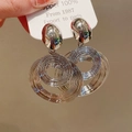 Makroaufnahme mehrlagiger Spiral-Ohrringe in hellem Silberfinish für Damen - Silber