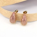 Dettaglio macro di orecchini a goccia dorati con micro pavé di cristalli rossi - Rosa Rosso