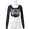 Detail eines schwarzen Crop-Langarmshirts mit Rippstruktur und Rock-Roll-Grafik - S / Schwarz