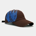 Detail der dunkelbraunen Baseballkappe mit blauem Graffiti-Print und abgenutztem Schirm - Blauer Kunstdruck Distressed Stil / Dunkelbraun