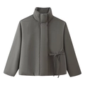 Chaqueta gris oscuro para mujer con cuello alto y lazo decorativo sobre un fondo blanco liso - S / Caqui Oscuro