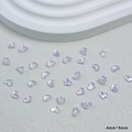 Makroaufnahme von 4x5mm lila Herz-Nagelkunst-Harzperlen mit schillerndem Aurora-Effekt - Hellviolettes Aurora-Herz (BTXAX-106) / 100er Pack