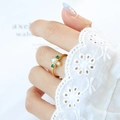 Franse stijl gouden ring met parel en groene edelstenen op gedraaide band - US 7 / Goud