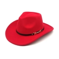 Détail d'un chapeau de cowboy rouge avec bande en cuir noir et boucle mors dorée - M (56-58cm) / Rouge