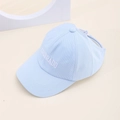 Détail de la visière bleu clair avec broderie Colorado et bord surpiqué durable - Style Lettre - Bleu