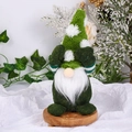 Gnomo di Natale verde su base in legno con dettagli di decorazioni festive di pino - Verde (Copre gli occhi)