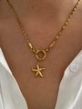 Detalle del collar con colgante de estrella de mar dorada y cadena de cuerda en una modelo - Estrella de mar