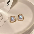 Orecchini a perno quadrati dorati con centro perlato iridescente su vassoio bianco - Stile Perlaceo con Cornice Dorata Retro (0899)