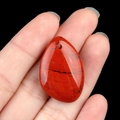 Roter Jaspis-Anhänger in Tropfenform mit natürlichen Maserungen und Bohrung - Roter Jaspis