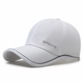 Witte sneldrogende honkbalpet met geperforeerde ventilatieopeningen en sportlogo - Wit