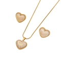 Ensemble collier et boucles d'oreilles dorés avec pendentifs en forme de cœur irisé - Poche zippée
