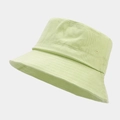 Dettaglio del cappello a secchiello in cotone verde chiaro con occhielli e cuciture rinforzate - M (56-58cm) / Verde-giallo