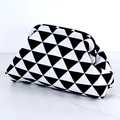 Pochette in maglia con motivo a triangoli bianchi e neri e classica chiusura in metallo - Borsa a clip in maglia / Triangolo bianco e nero