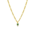 Detalle de collar de cadena Figaro chapado en oro 18K con colgante de circón verde cuadrado - Verde esmeralda con blanco