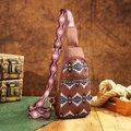Bolso bandolera bohemio azteca con patrones geométricos y correa ajustable sobre fondo vintage - Marrón Tribal