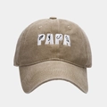 Dettaglio del ricamo PAPA con motivi da pesca su cappellino in cotone lavato - Cachi