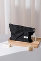 Detailansicht der gepunkteten Kosmetiktasche mit Plissee-Struktur und Perlenkette - Schwarz Polka Dot Große Größe