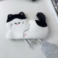 Gros plan d'une trousse chat en peluche avec détails d'oreilles roses et motif de chat noir - Vache / Grande Capacité