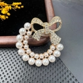 Broche ronde élégante avec perles blanches et détail de nœud en strass étincelants - BZ077 Anneau à Nœud de Perles