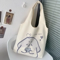 Dettaglio della borsa tote in tela crema con illustrazione di cane su sedia bianca - Cane con Cuore