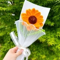 Handgefertigter Sonnenblumenstrauß mit gelben Blüten und Perlennetzverpackung als Geschenk - Geprägte Einzelne Sonnenblume Biegeplüsch
