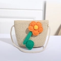 Mini Stroh-Umhängetasche in Beige mit großer handgefertigter orangefarbener Strickblume - Beige mit Einzelblattblume