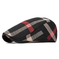 Klassieke Britse stijl pet met een zwart rood en wit geruit patroon en textuur - Zwart