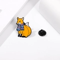 Broche en émail représentant un renard orange avec écharpe et fermoir en caoutchouc - Style Renard Orange avec Écharpe à Motifs Colorés (CZ0712-3)