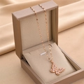 Roségouden vlinder hanger ketting met zirkonia in een beige sieraden geschenkdoos - Roségoud