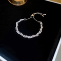 Detailaufnahme des verstellbaren Silberarmbands mit Zirkonia und Perle auf schwarzem Samt - Vergoldeter Silber Zirkonia Mix (19#)