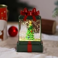 Detail van kerstcadeau-waterbol met gloeiende binnenkant en feestelijke boom - Kerstboom