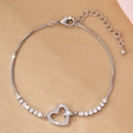 Dettaglio di un bracciale a cuore argento con zirconi e catena a trama mista - Argento