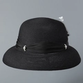 Dettaglio cappello da sole nero intrecciato con nastro di raso e decoro di perle bianche - M (56-58cm) / Nero