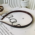 Detalle de diadema de acetato de carey oscuro sobre fondo de revista de moda - Marrón Café - Forma de Gafas