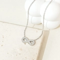 Collana infinito d'argento con zirconi scintillanti su un ciondolo minimalista - Argento Infinito con Zirconi Completi