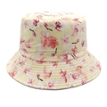 Detailopname van een crème katoenen vissershoed met delicate roze bloemenprint - M (56-58cm) / Beige