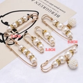Elegant gold safety pin set with white pearls and rhinestones in 5.8cm and 3.8cm sizes - Retro Pearl Rhinestone Ball Style