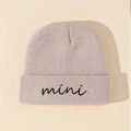 Beige gebreide muts voor kinderen met mini-borduring en roze hart op de omslag - Eén maat / Beige