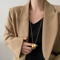 Halskette im Ethno-Stil mit goldenem ovalem Anhänger an Kunstlederkordel für Damen - Stil 14 Halskette - Gold