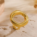 Minimalistische geometrische open ring met lavatextuur en een 18k gouden afwerking - Gouden Holle Cirkel Lava Stijl