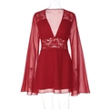 Détail du col en V plongeant et de la dentelle sur une robe rouge à manches évasées - L / Rouge