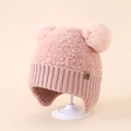 Détail du bonnet en tricot rose pour enfants avec pompons en fourrure et protège-oreilles - 3-8 Ans / Rose